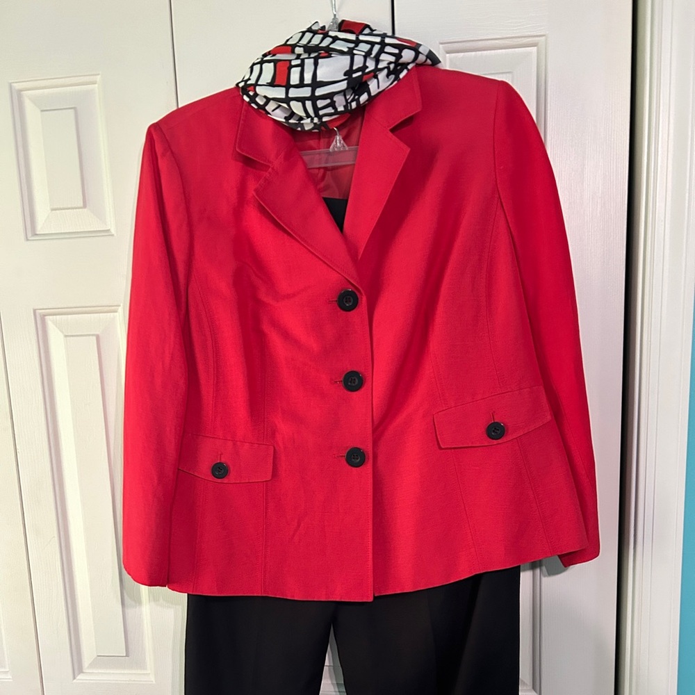 Classic Evan Picone Linen Blend Pant Suit with accent scarf